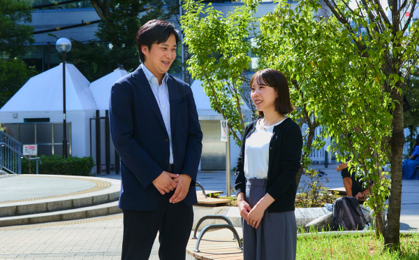 打ち合わせスペースで会話する社員