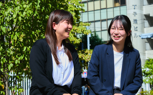 執務フロアで並んで立つ社員